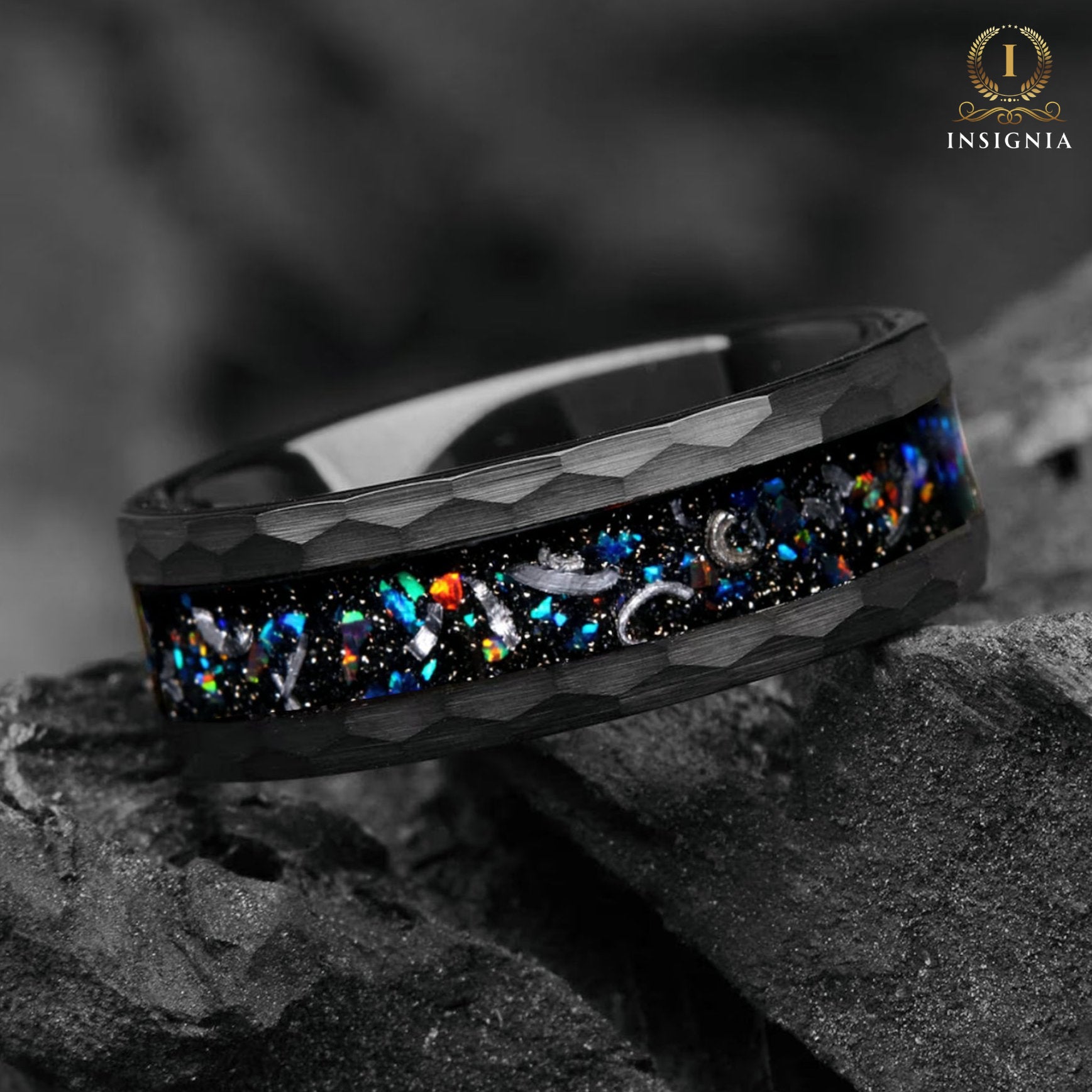 Galaxie-Meteorit und Feueropal, Eheringe für Sie und Ihn, 4/8 mm, schwarz gehämmert – Verlobungsringe für Paare – Weltraum, passendes Paarring-Set