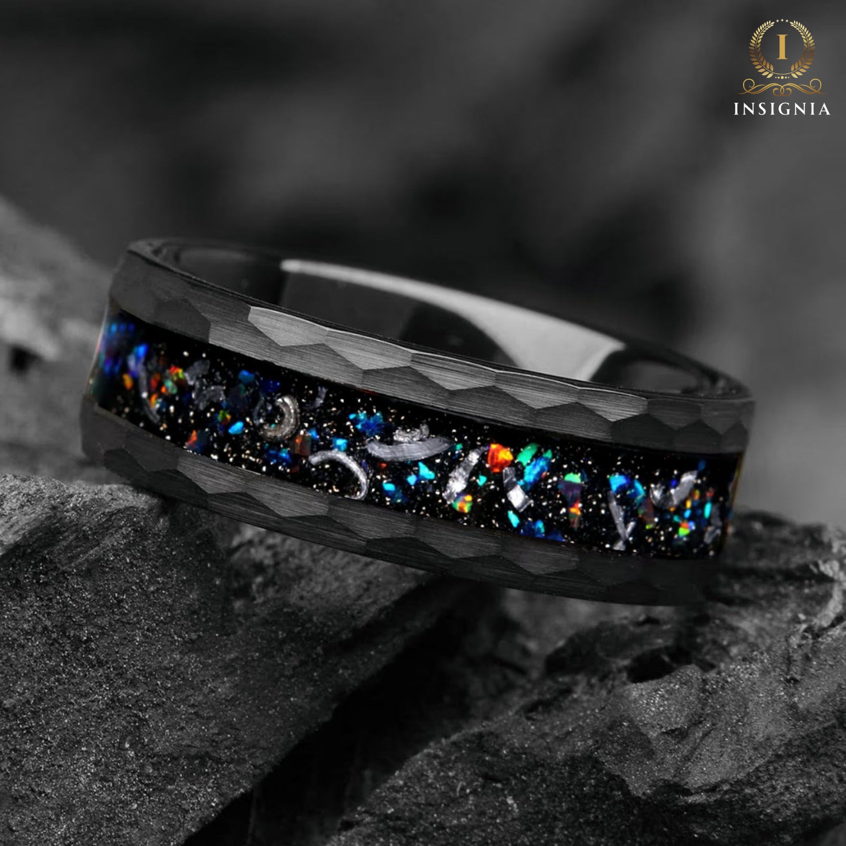 Galaxie-Meteorit und Feueropal, Eheringe für Sie und Ihn, 4/8 mm, schwarz gehämmert – Verlobungsringe für Paare – Weltraum, passendes Paarring-Set